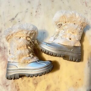London Fog Water Resistant waterproof winter boots faux fur silver and white ❄️